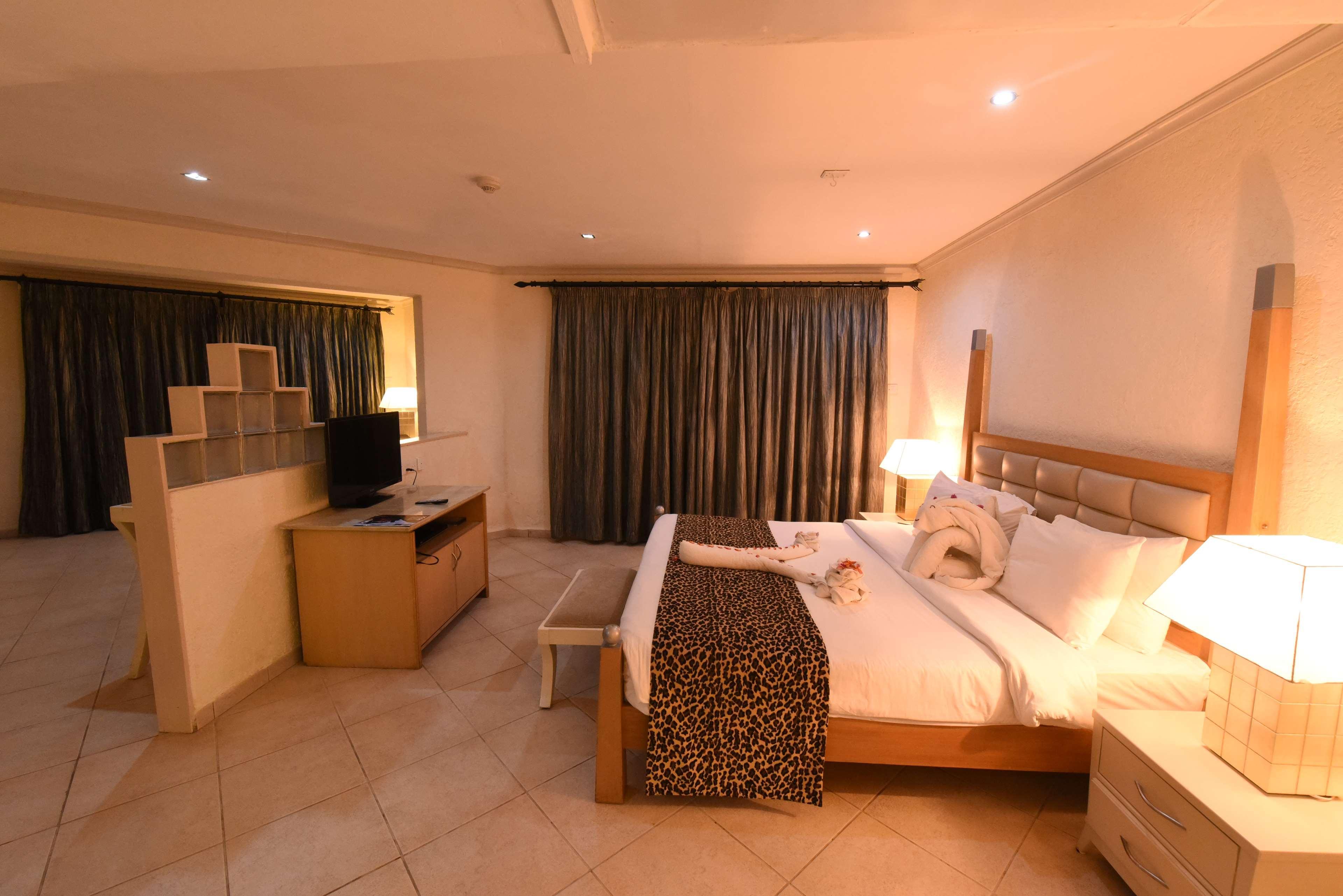 Diani Reef Beach Resort & Spa - Your Beachfront Bliss Awaits Діані-Біч Екстер'єр фото A bedroom at the hotel