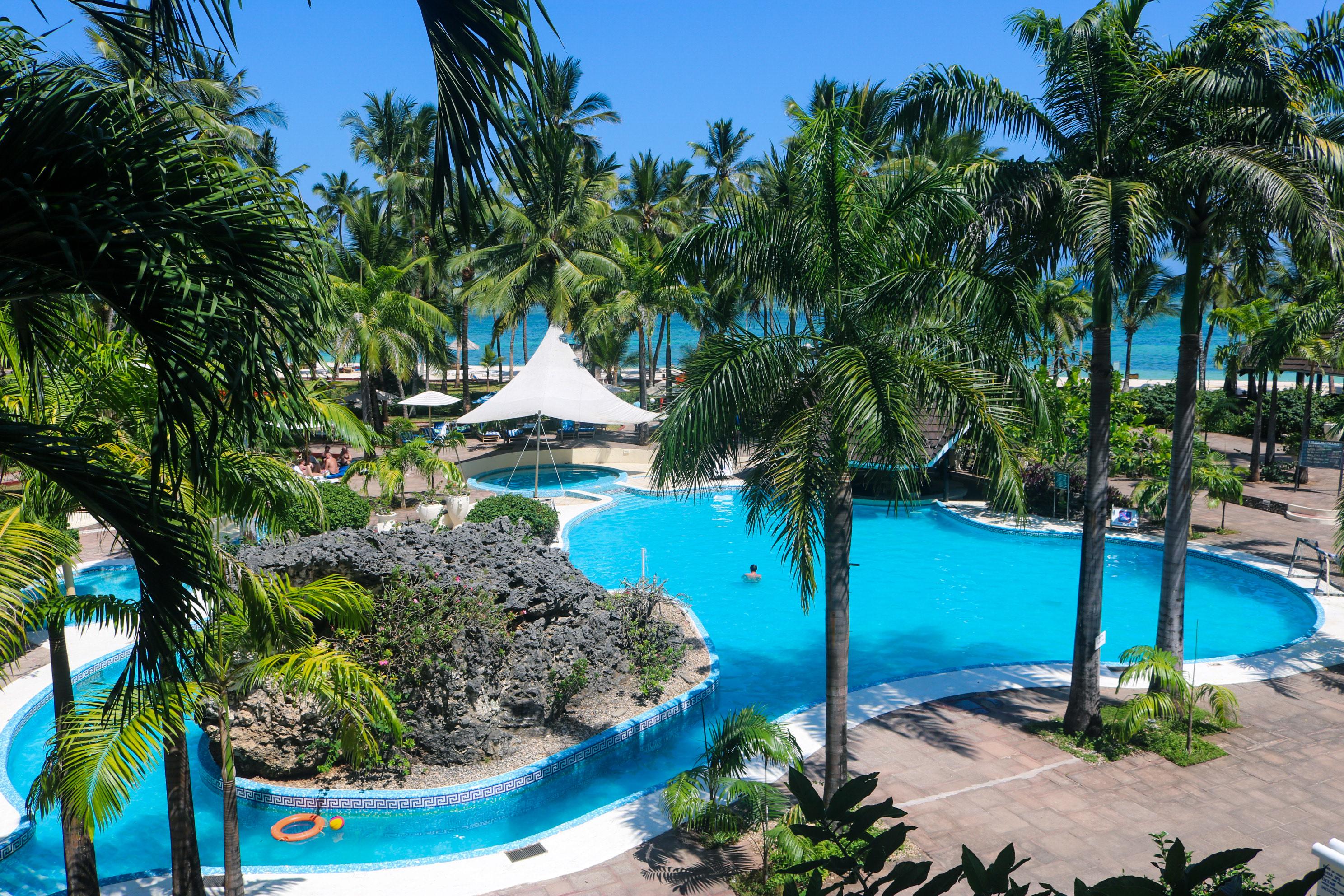 Diani Reef Beach Resort & Spa - Your Beachfront Bliss Awaits Діані-Біч Екстер'єр фото The pool at the Sheraton Resort