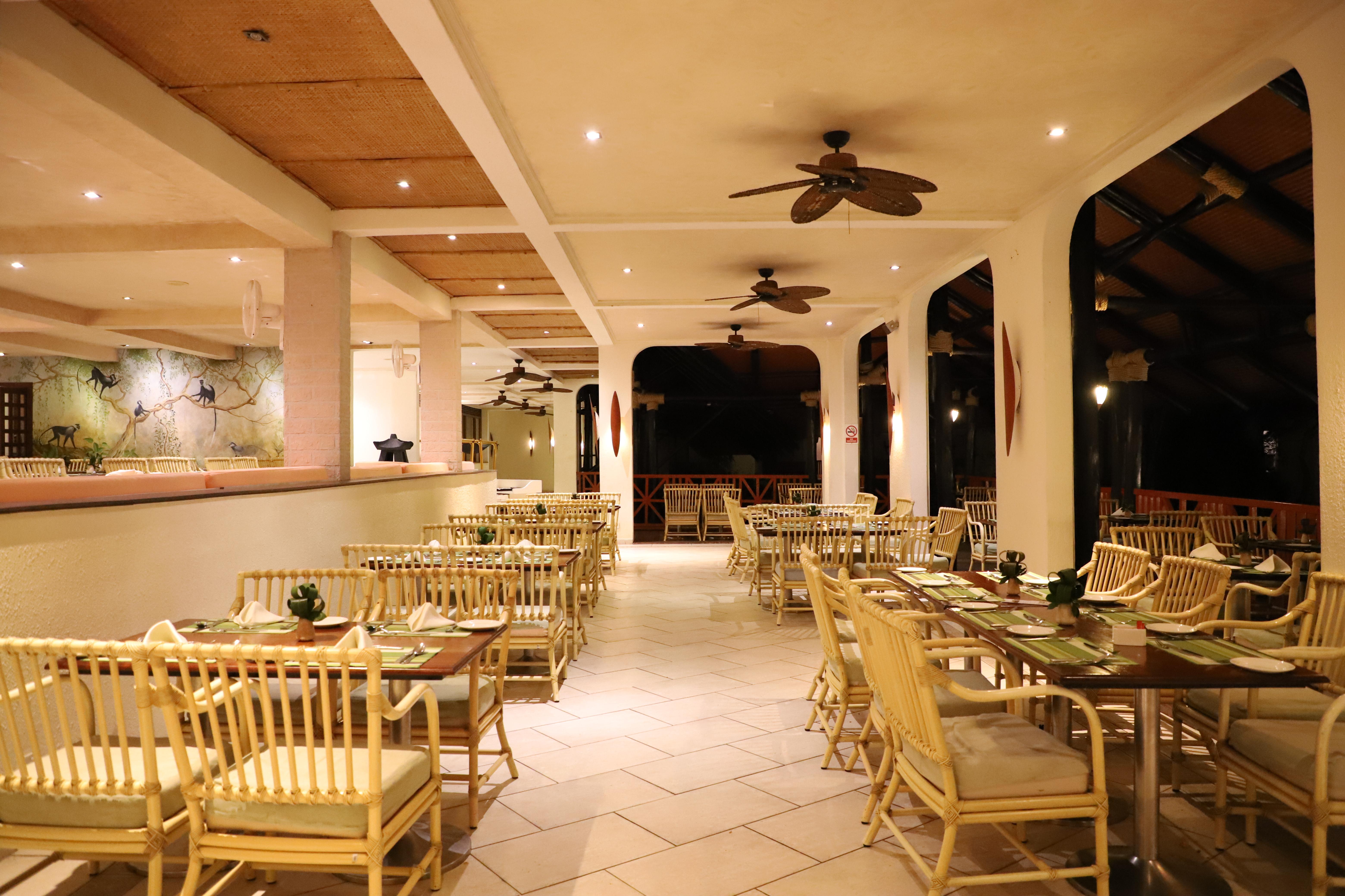 Diani Reef Beach Resort & Spa - Your Beachfront Bliss Awaits Діані-Біч Екстер'єр фото The restaurant at the resort