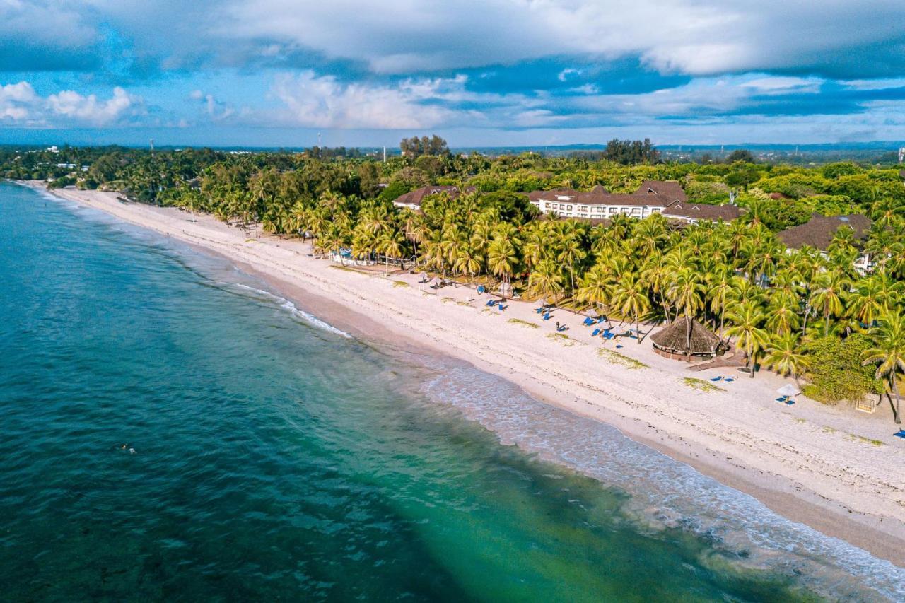 Diani Reef Beach Resort & Spa - Your Beachfront Bliss Awaits Діані-Біч Екстер'єр фото Aerial view of the beach at Boca Raton Resort