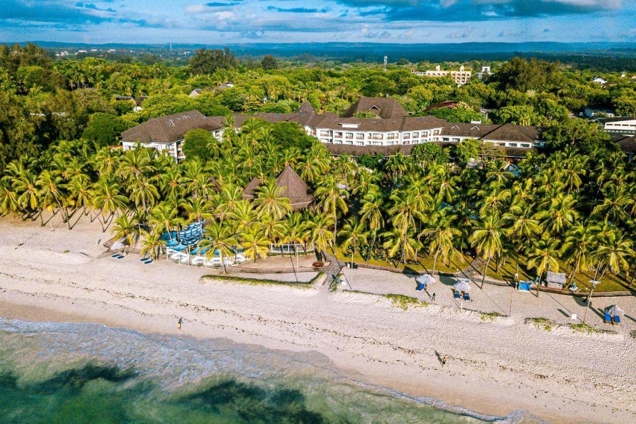 Diani Reef Beach Resort & Spa - Your Beachfront Bliss Awaits Діані-Біч Екстер'єр фото Aerial view of the hotel