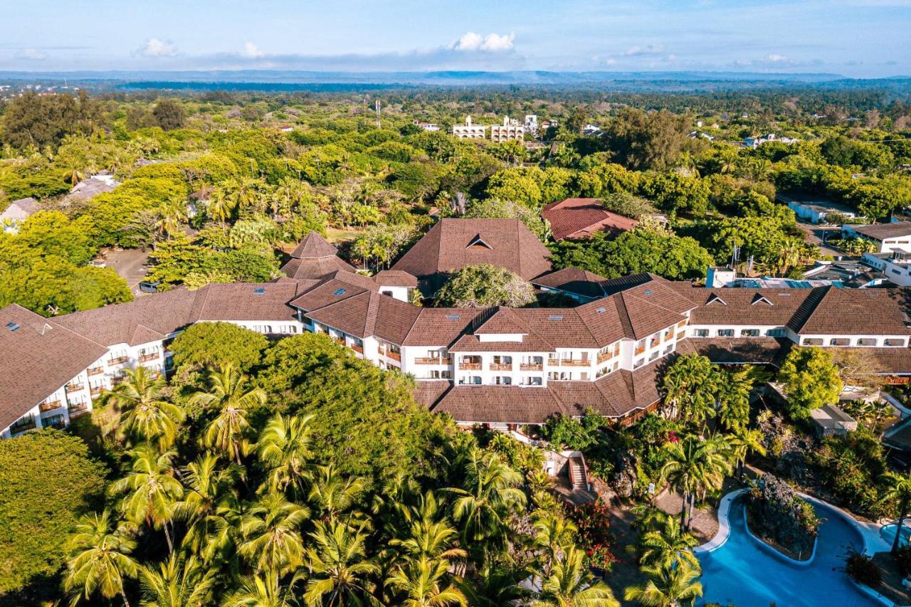 Diani Reef Beach Resort & Spa - Your Beachfront Bliss Awaits Діані-Біч Екстер'єр фото Aerial view of the hotel