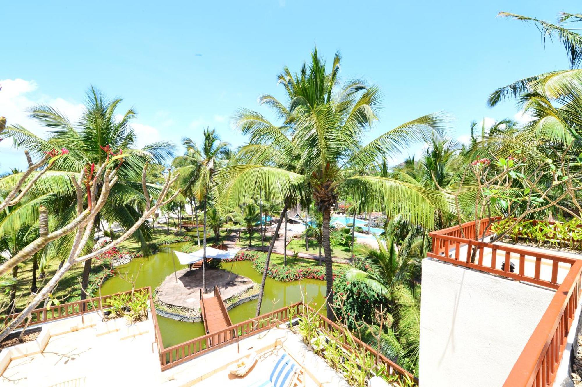 Diani Reef Beach Resort & Spa - Your Beachfront Bliss Awaits Діані-Біч Екстер'єр фото The resort's swimming pool