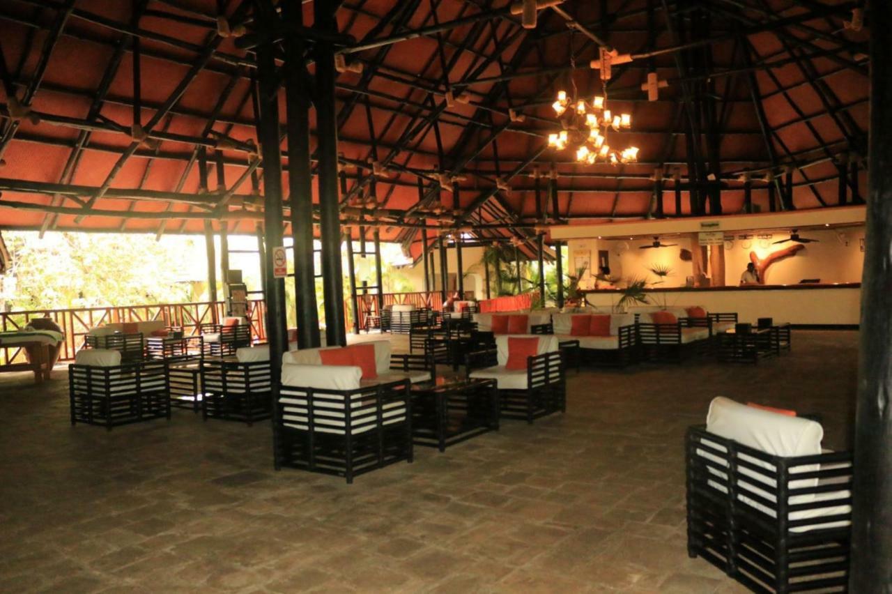 Diani Reef Beach Resort & Spa - Your Beachfront Bliss Awaits Діані-Біч Екстер'єр фото The interior of the restaurant