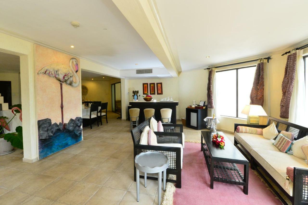 Diani Reef Beach Resort & Spa - Your Beachfront Bliss Awaits Діані-Біч Екстер'єр фото A suite at the hotel