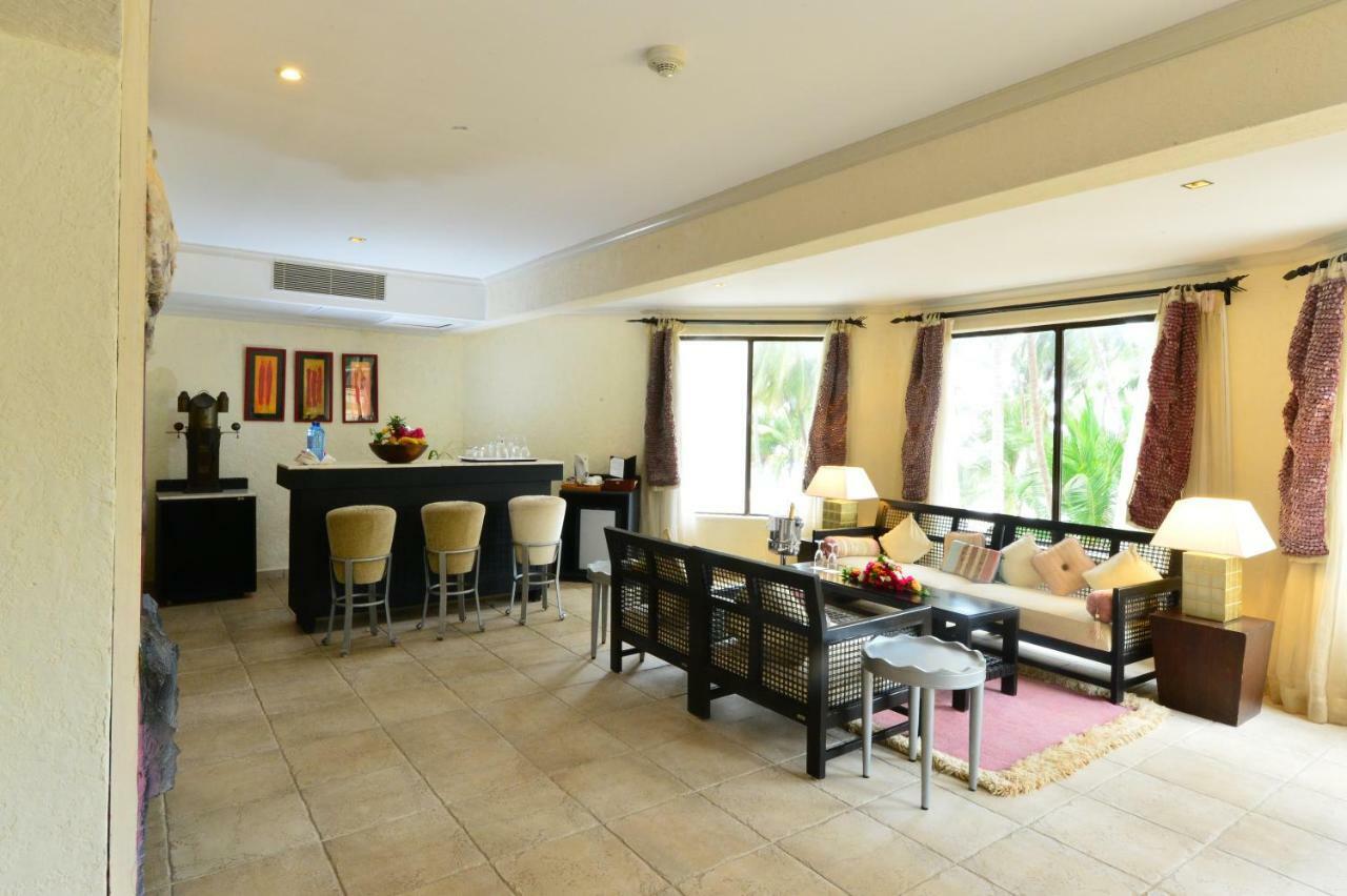 Diani Reef Beach Resort & Spa - Your Beachfront Bliss Awaits Діані-Біч Екстер'єр фото A living room in a typical apartment
